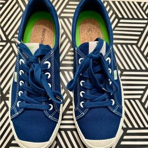 Cariuma OCA Low Pantone Navy Peony Canvas Sneaker
